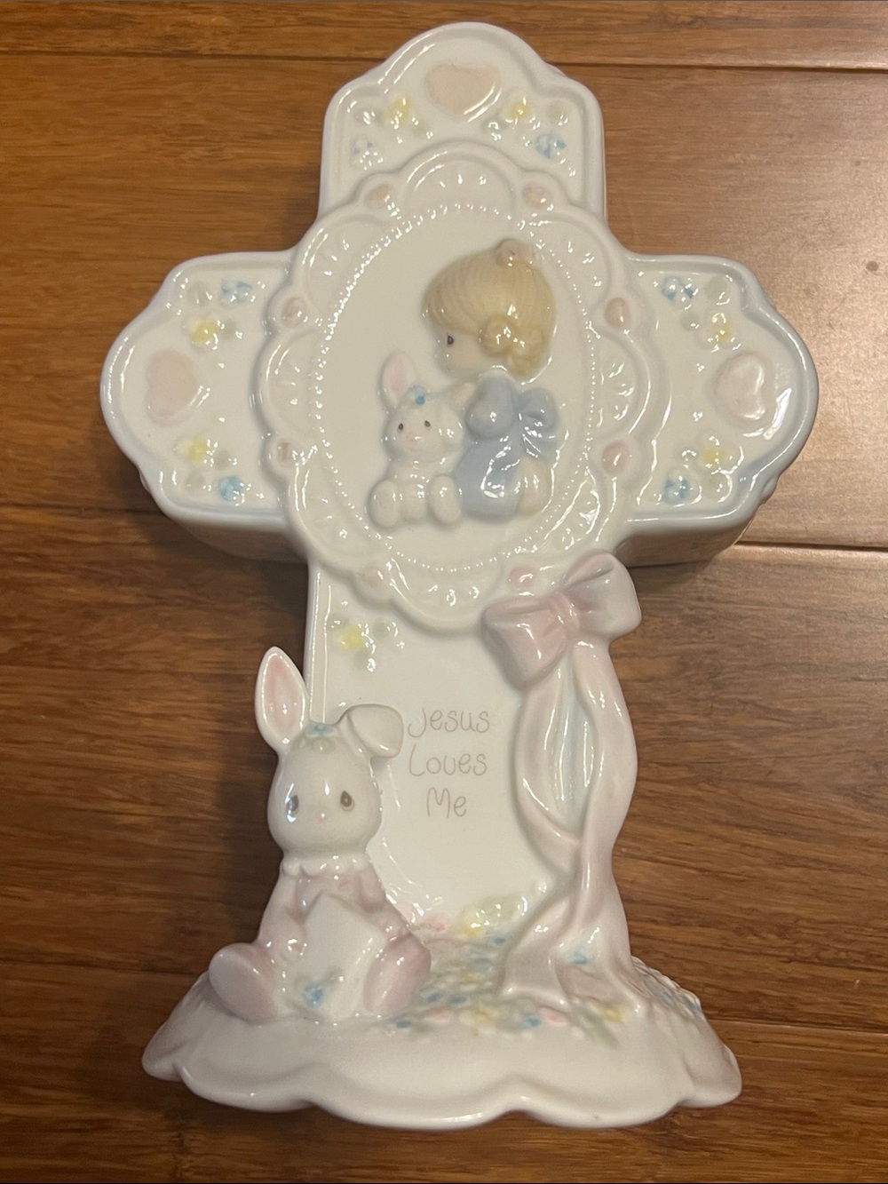 Precious Moments “Jesus Loves Me”Ceramic Cross Figurine in Pastel Colors Vintage